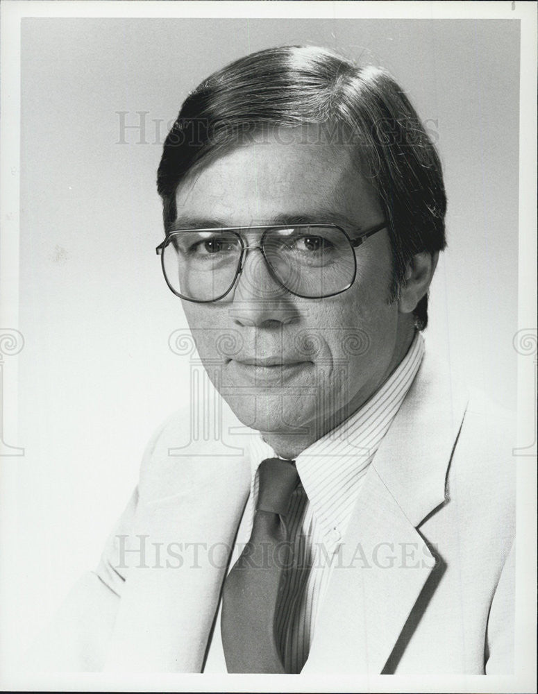 1982 Press Photo Lloyd Dobyns, co-anchor of &quot;NBC News Overnight&quot; - Historic Images