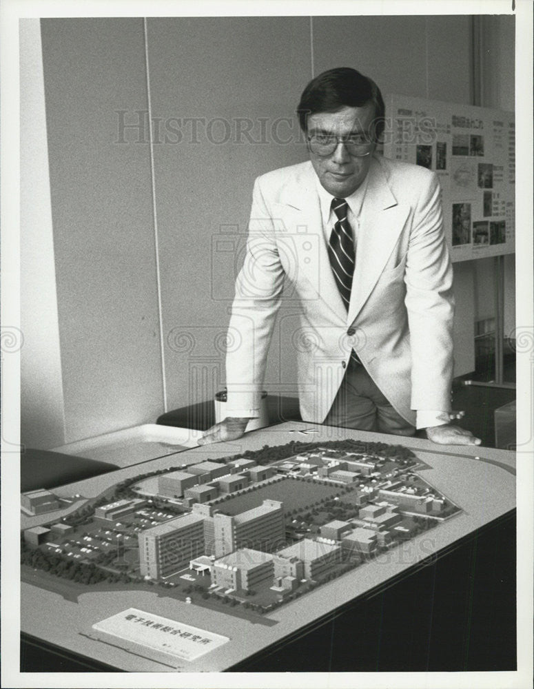 1982 Press Photo Lloyd Dobyns NBC Correspondent Reports Japan Vs. USA High-Tech - Historic Images