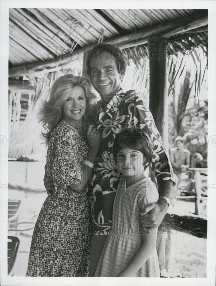 1981 Press Photo Connie Stevens.Dean James &amp; Louanne in &quot;Aloha Paradise&quot; - Historic Images