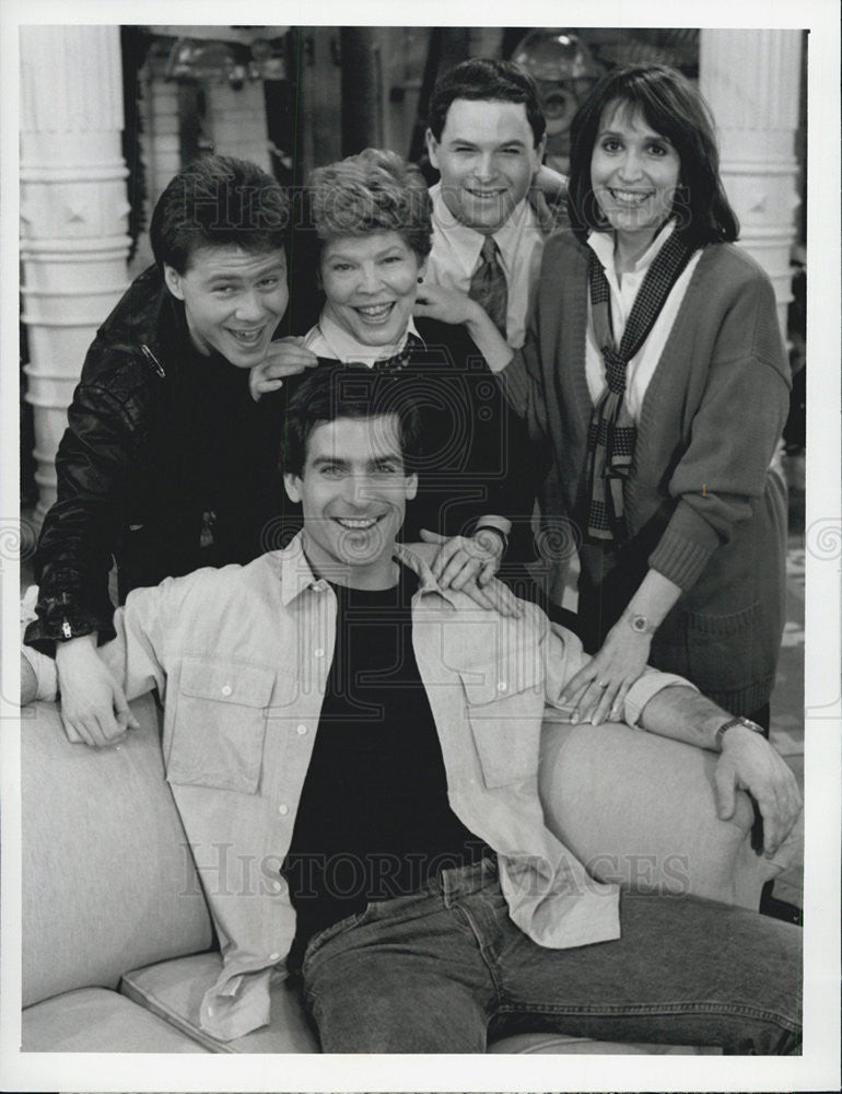 1987 Press Photo of the cast of TV series &quot;Everything&#39;s Relative&quot; - Historic Images