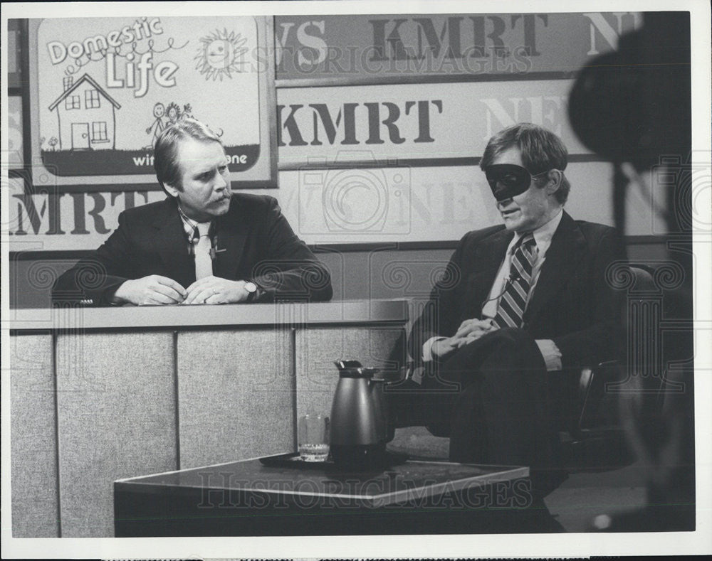 1984 Press Photo Martin Mull &amp; Jack Riley in &quot;Domestic Life&quot; on CBS - Historic Images