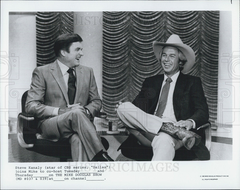 1980 Press Photo Steve Kanaly Actor Mike Douglas Host Show - Historic Images