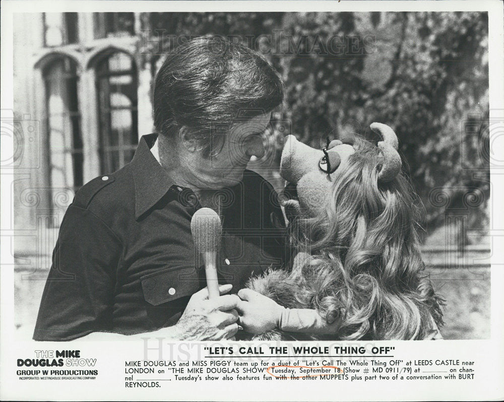 Press Photo Mike Douglas Miss Piggy Actors The Mike Douglas Show - Historic Images