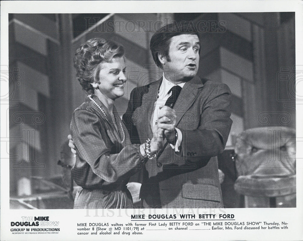 Press Photo Mike Douglas Host Betty Ford Former First Lady The Mike Douglas Show - Historic Images