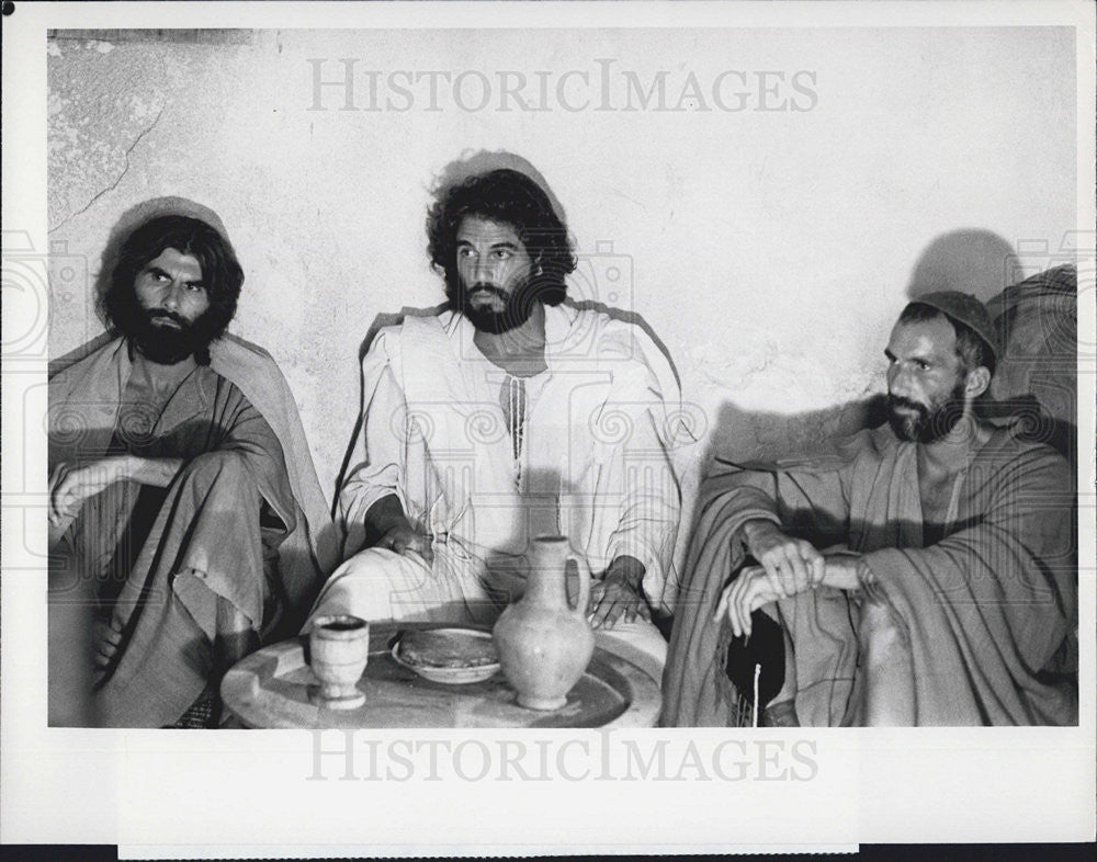 1980 Press Photo Oliver Cotton Chris Sarandon Barrie Houghton Actors The Day - Historic Images