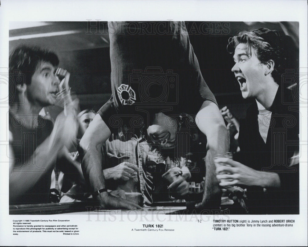 1985 Press Photo Timothy Hutton &amp; Robert Urich in &quot;Turk 182!&quot; - Historic Images