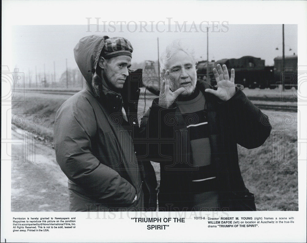 1989 Press Photo Director Robert Young &amp; Willem DaFoe in &quot;Triumph of the Spirit&quot; - Historic Images