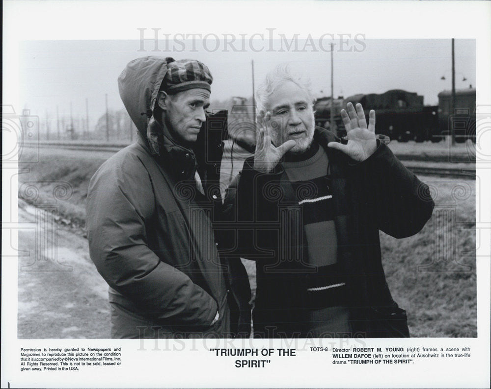 1989 Press Photo Director Robert Young & Willem DaFoe in "Triumph of the Spirit" - Historic Images