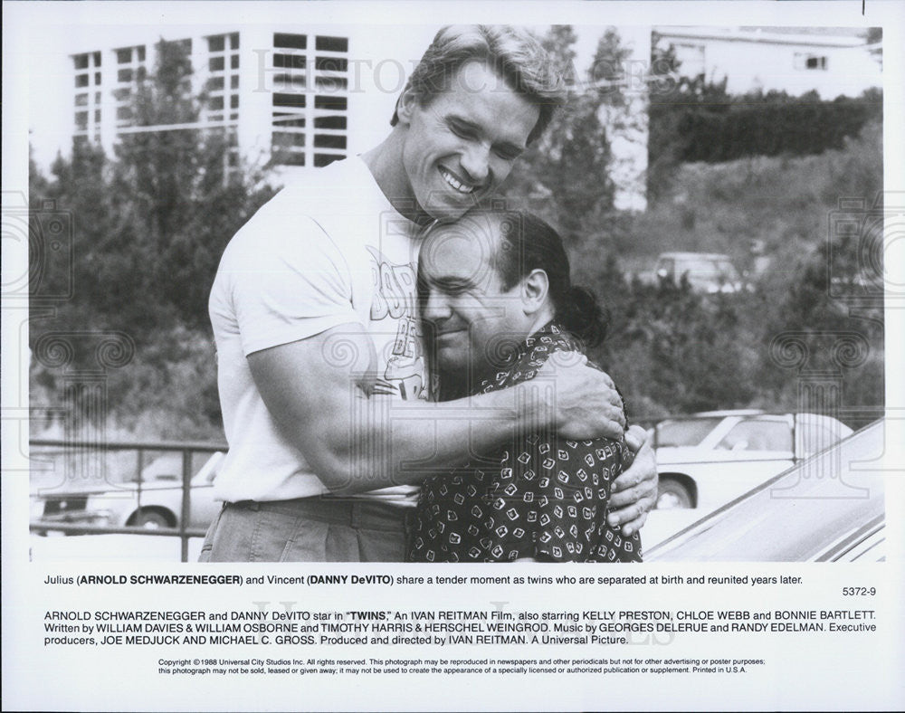 1988 Press Photo Arnold Schwarzenegger Danny DeVito TWINS - Historic Images