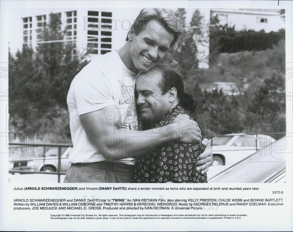 1988 Press Photo Arnold Schwarzenegger Danny DeVito Actors Twins - Historic Images