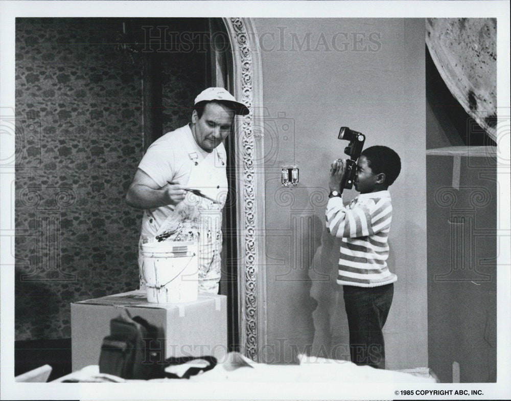 1985 Press Photo Ernie Sabella and Gary Coleman on &quot;Diff&#39;rent Strokes&quot; - Historic Images