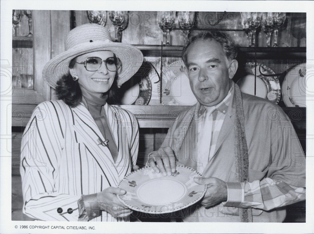 1986 Press Photo Sophia Loren &amp; Robin Leach in &quot;Fame, Fortune &amp; Romance&quot; - Historic Images