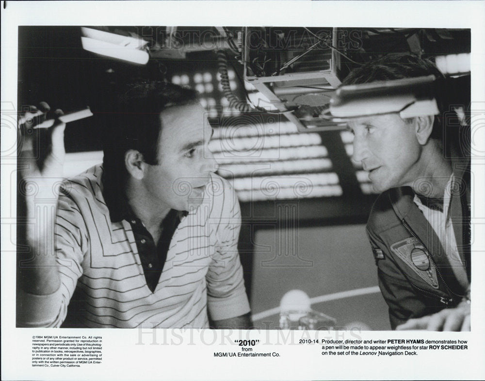 1984 Press Photo Peter Hyams Directs Actor Roy Scheider In Scene From Movie 2010 - Historic Images