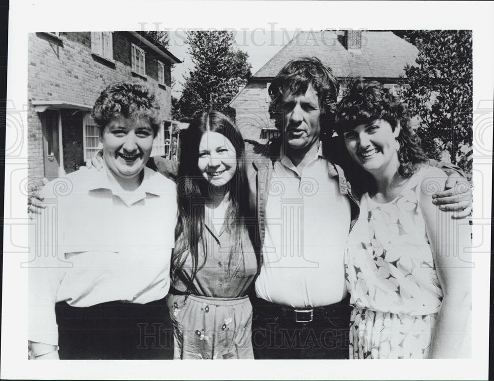 Press Photo Jolly Group Of American People - Historic Images