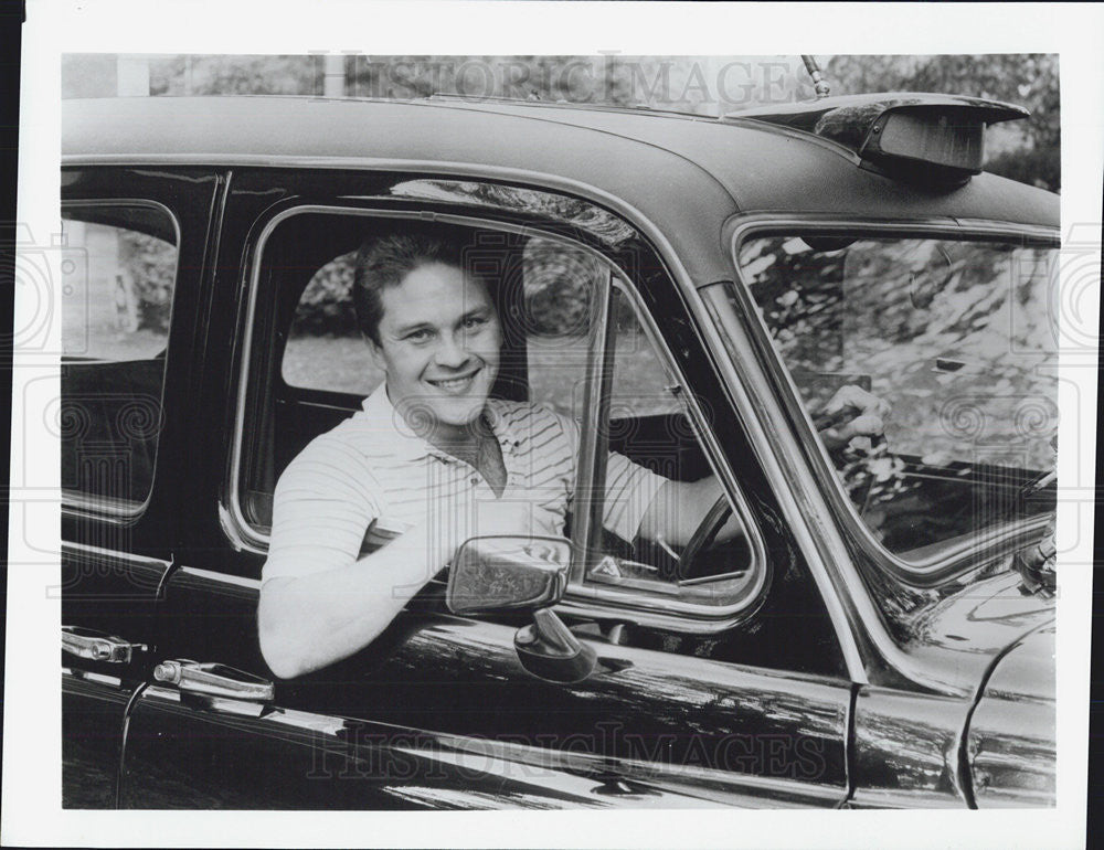 Press Photo Smiling Man Drives New Automobile Vintage - Historic Images