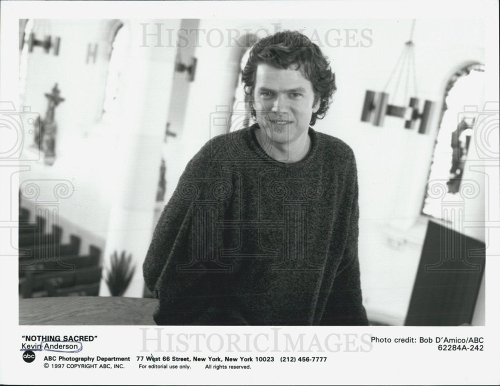 1997 Press Photo Kevin Anderson in &quot;Nothing Sacred&quot; - Historic Images