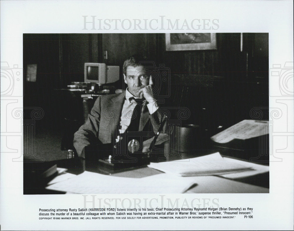 1990 Press Photo Presumed Innocent Film Actor Harrison Ford Desk Scene - Historic Images