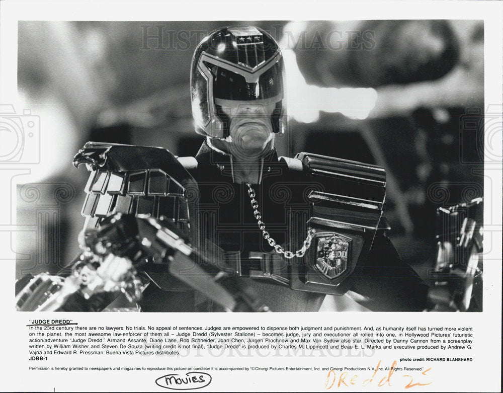 1995 Press Photo Scene from &quot;Judge Dredd&quot; - Historic Images