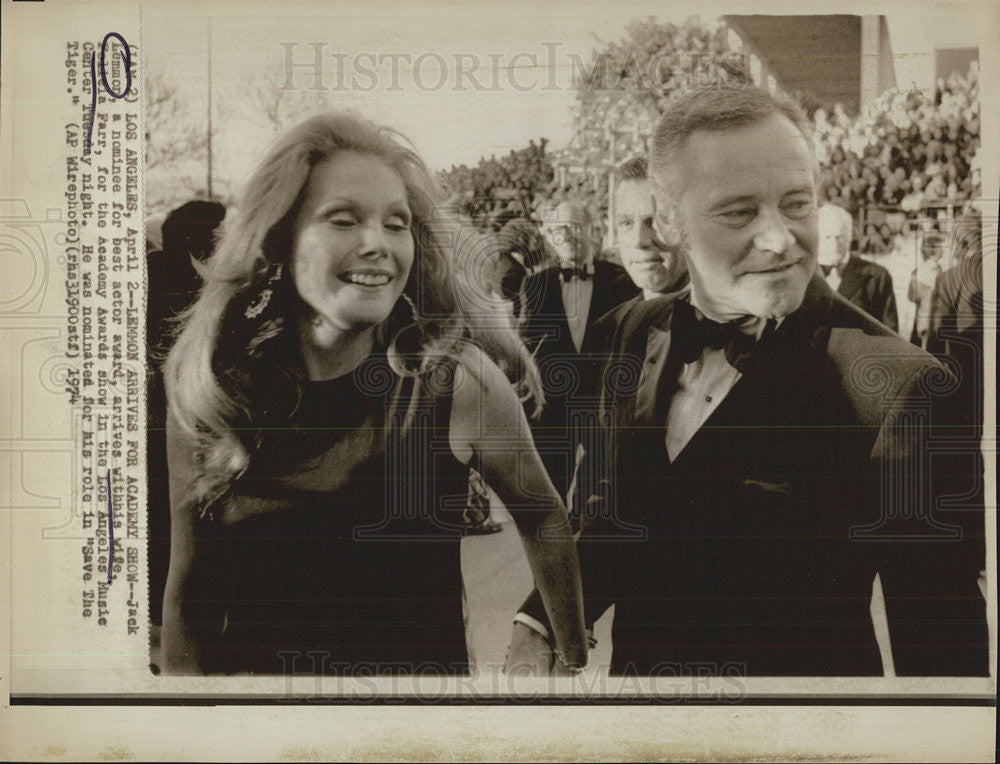 1974 Press Photo Actor Jack Lemmon And Wife Felicia Farr At Academy Awards In LA - Historic Images