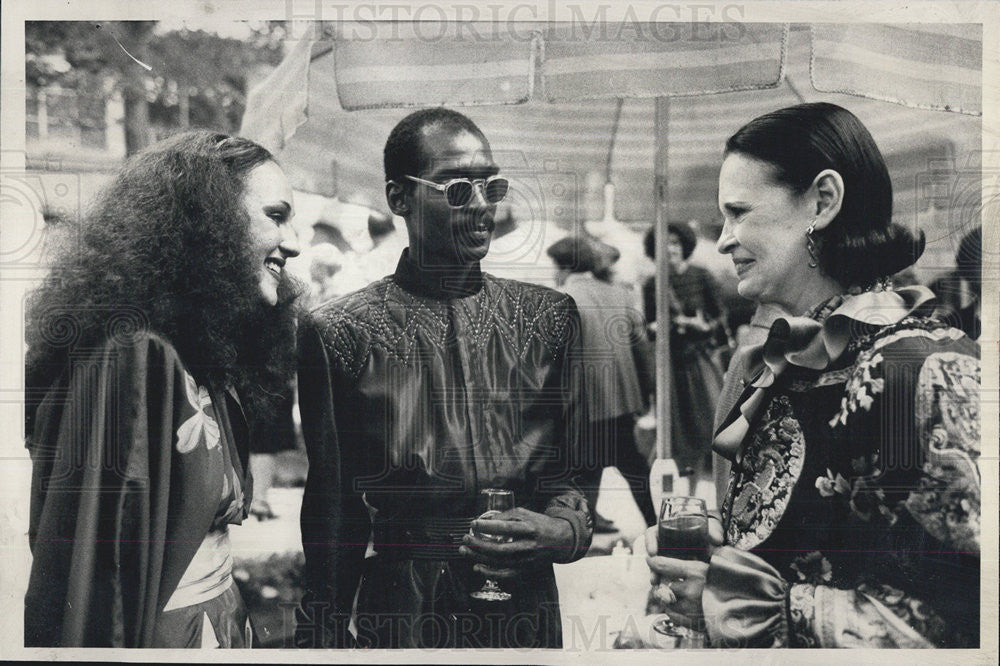 1980 Press Photo Art Institute students Joyce Douglas &amp; Larry Hope chat with - Historic Images