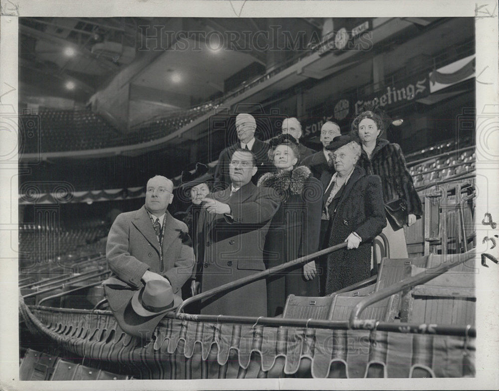 1944 Press Photo Chicago Stadium Republicans Visit For Convention Location - Historic Images