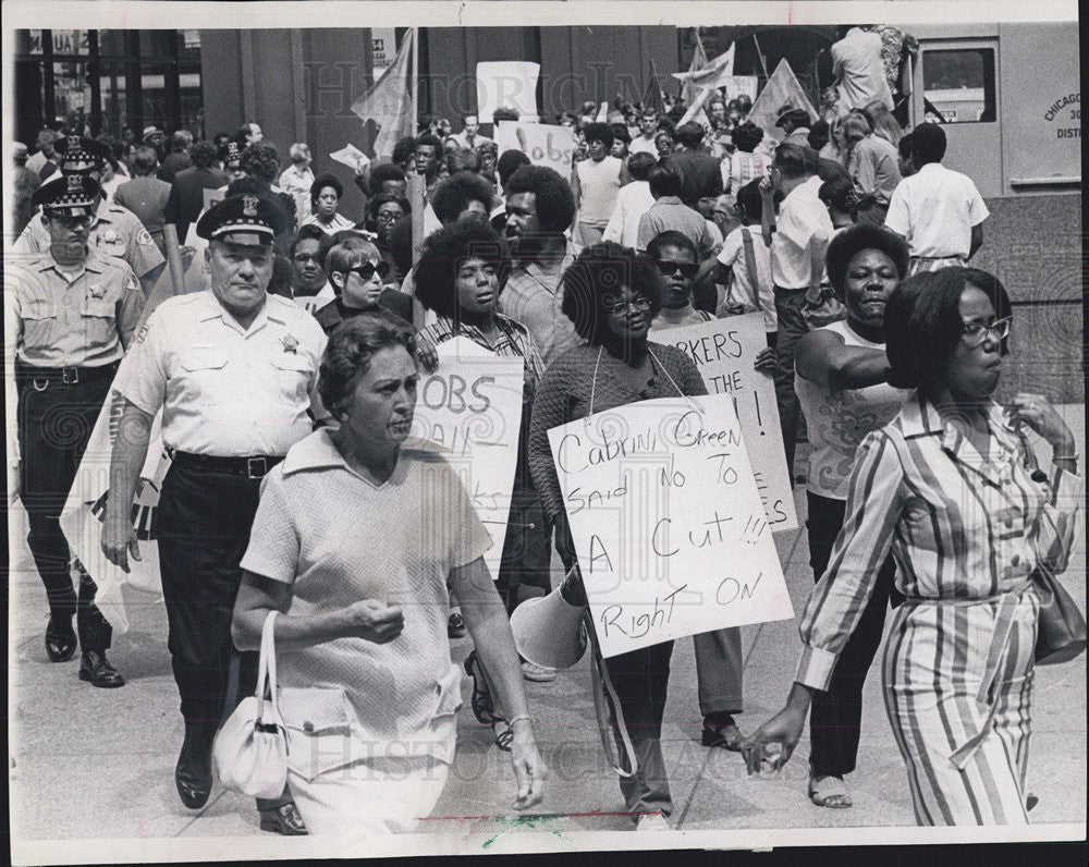 1971 Press Photo Coalition Against The Cuts Protest Civic Center Plaza Chicago - Historic Images