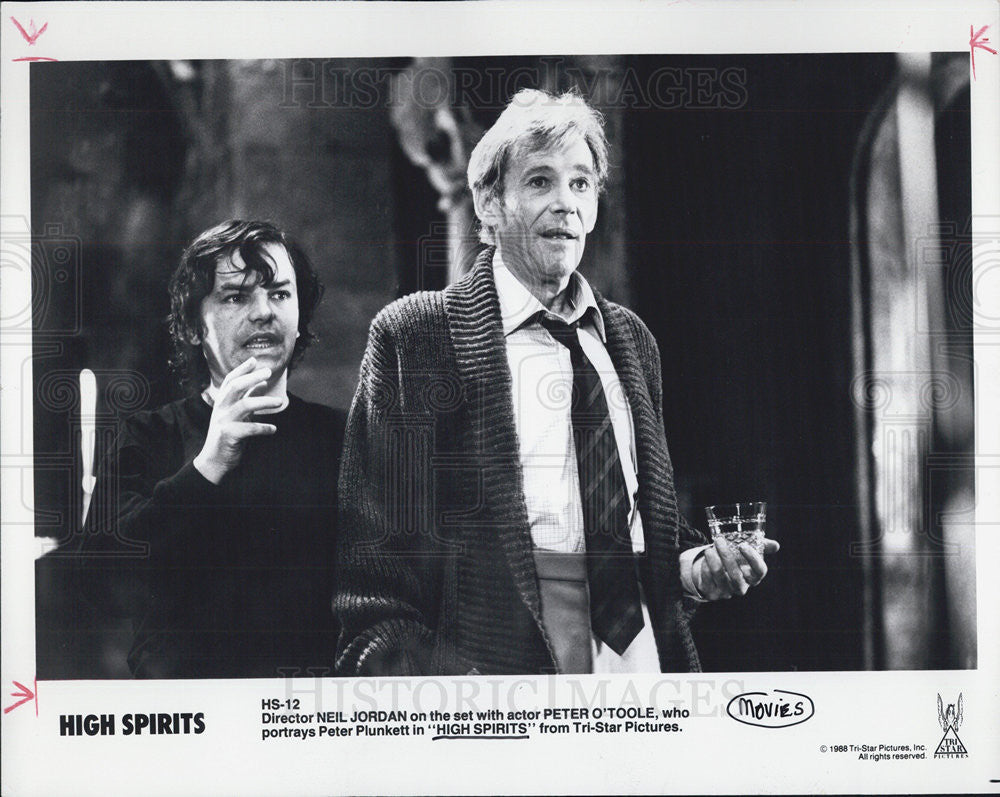 1988 Press Photo Actor Peter O&#39;Toole With Neil Jordan Directing &quot;High Spirits&quot; - Historic Images