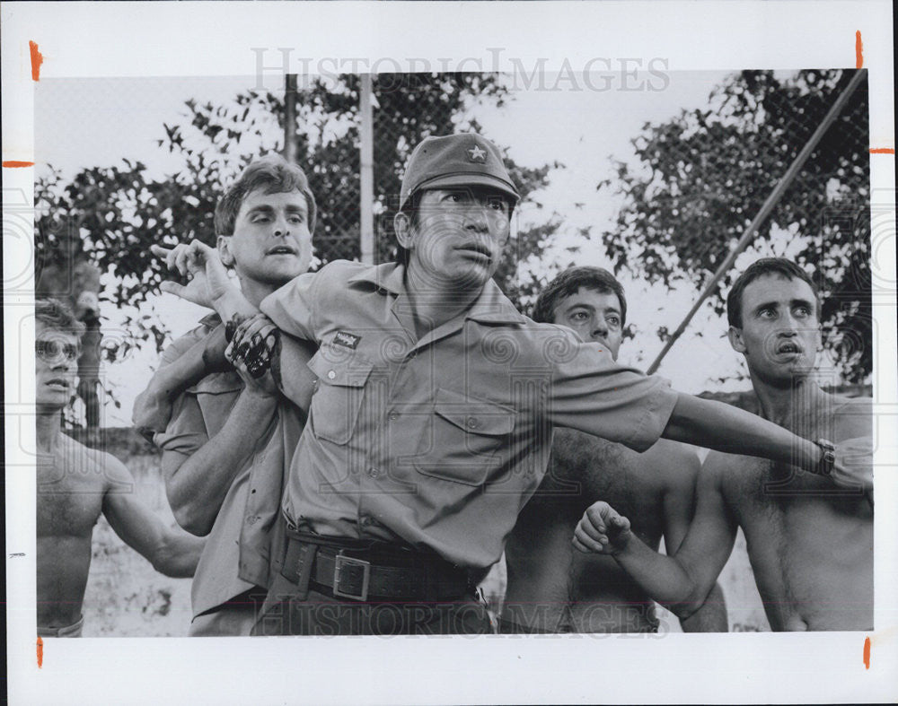 1985 Press Photo Acctor Atsuo Nakamura and John Newman in Highest Honor - Historic Images