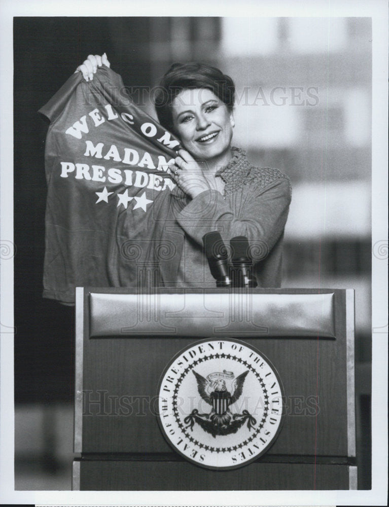 1985 Press Photo Hail To The Chief Series Patty Duke Tshirt Scene - Historic Images