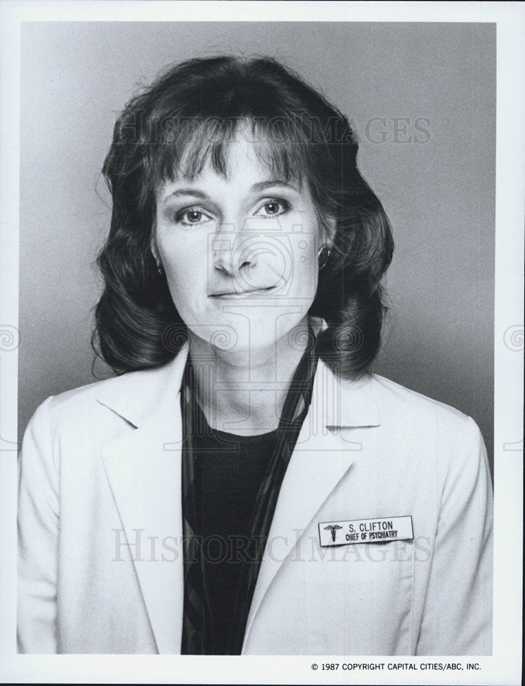 1987 Press Photo Harry Series Actress Barbara Dana Character Portrait - Historic Images