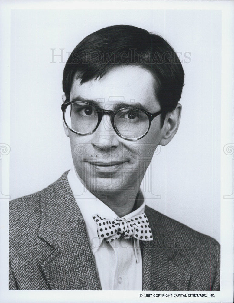 1987 Press Photo Harry Series Actor Thom Bray Character Portrait Bowtie Glasses - Historic Images