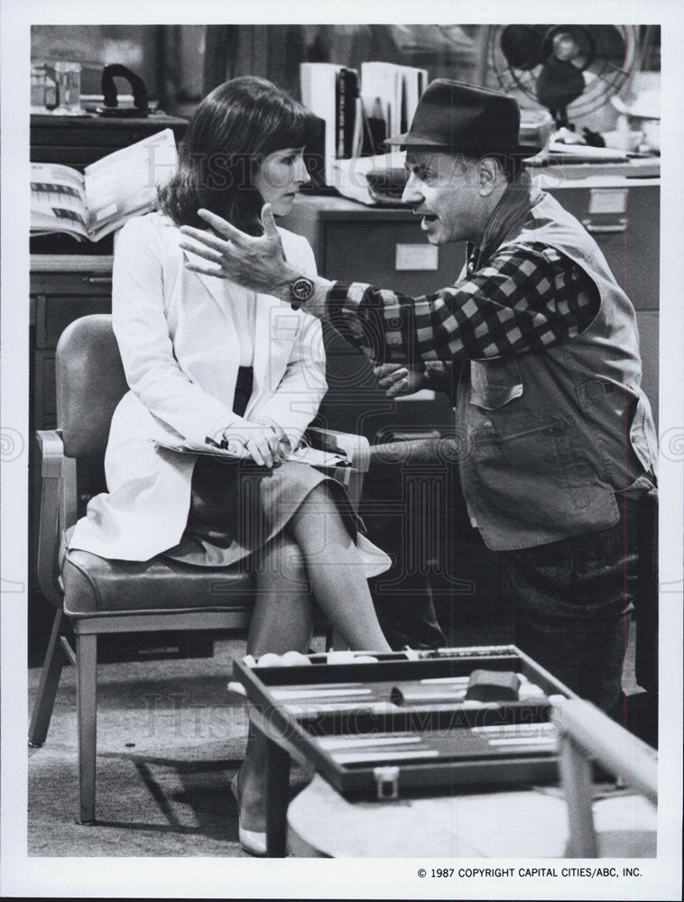 1987 Press Photo Harry Series Alan Arkin On Knee Barbara Dana Scene Office - Historic Images