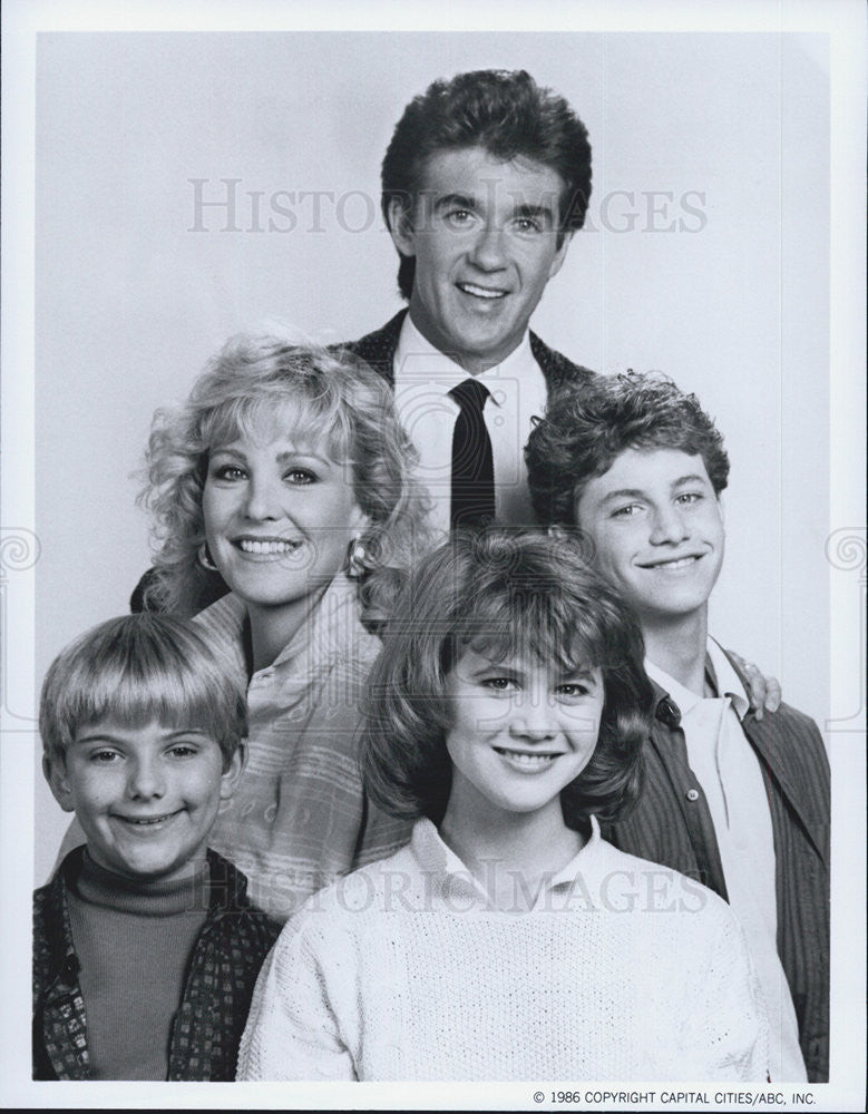 1986 Press Photo Joanne Kerns Alan Thicke Kirk Cameron Jeremy Miller Tracey Gold - Historic Images