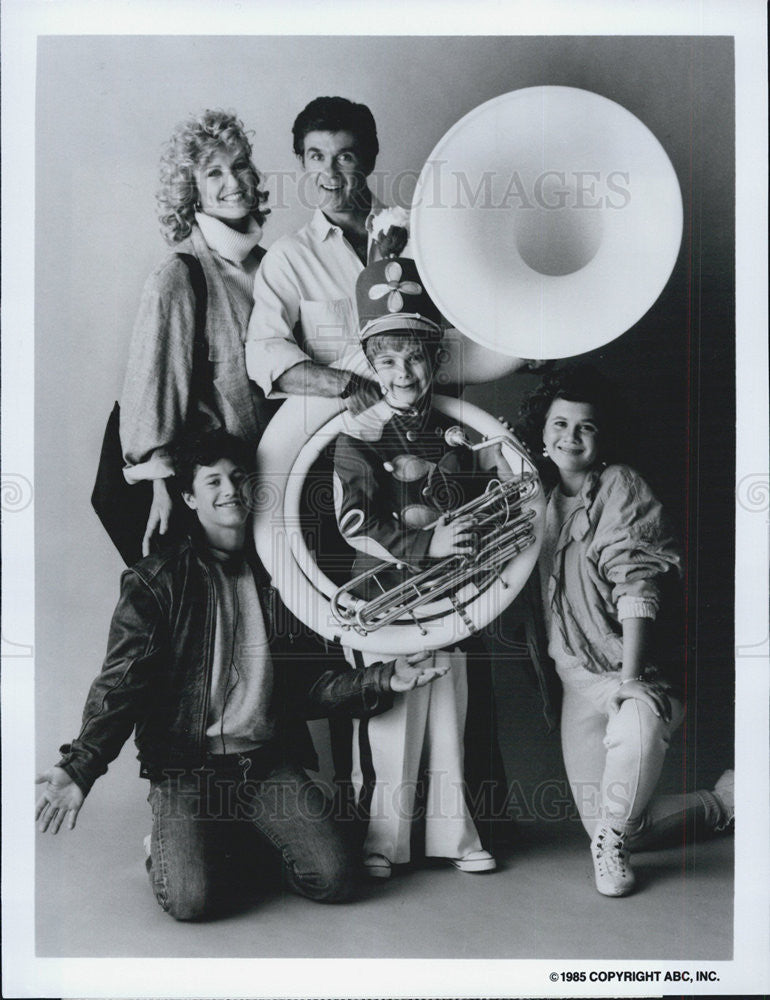 1985 Press Photo Joanna Kerns Alan Thicke Kirk Cameron Jeremy Miller Tracey Gold - Historic Images