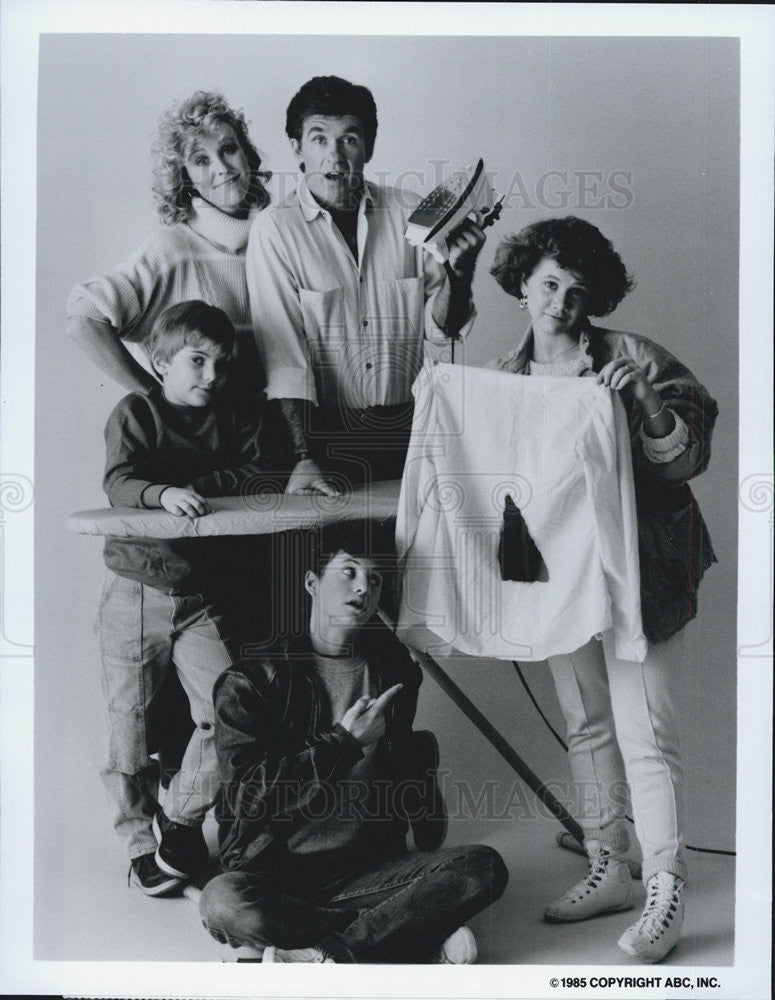 1985 Press Photo Jeremy Miller Joanna Kerns Alan Thicke Kirk Cameron Tracey Gold - Historic Images