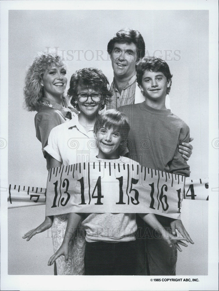 1985 Press Photo Joanna Kerns Alan Thicke Kirk Cameron Jeremy Miller Tracey Gold - Historic Images