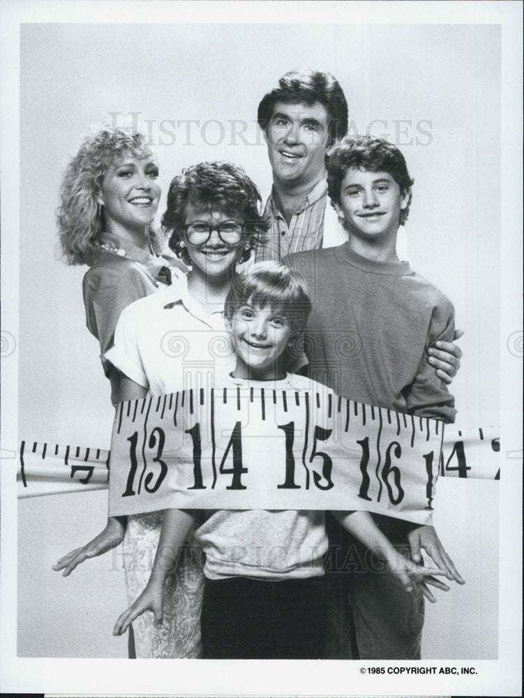 1985 Press Photo Joanna Kerns Alan Thicke Jeremy Miller Tracey Gold Kirk Cameron - Historic Images