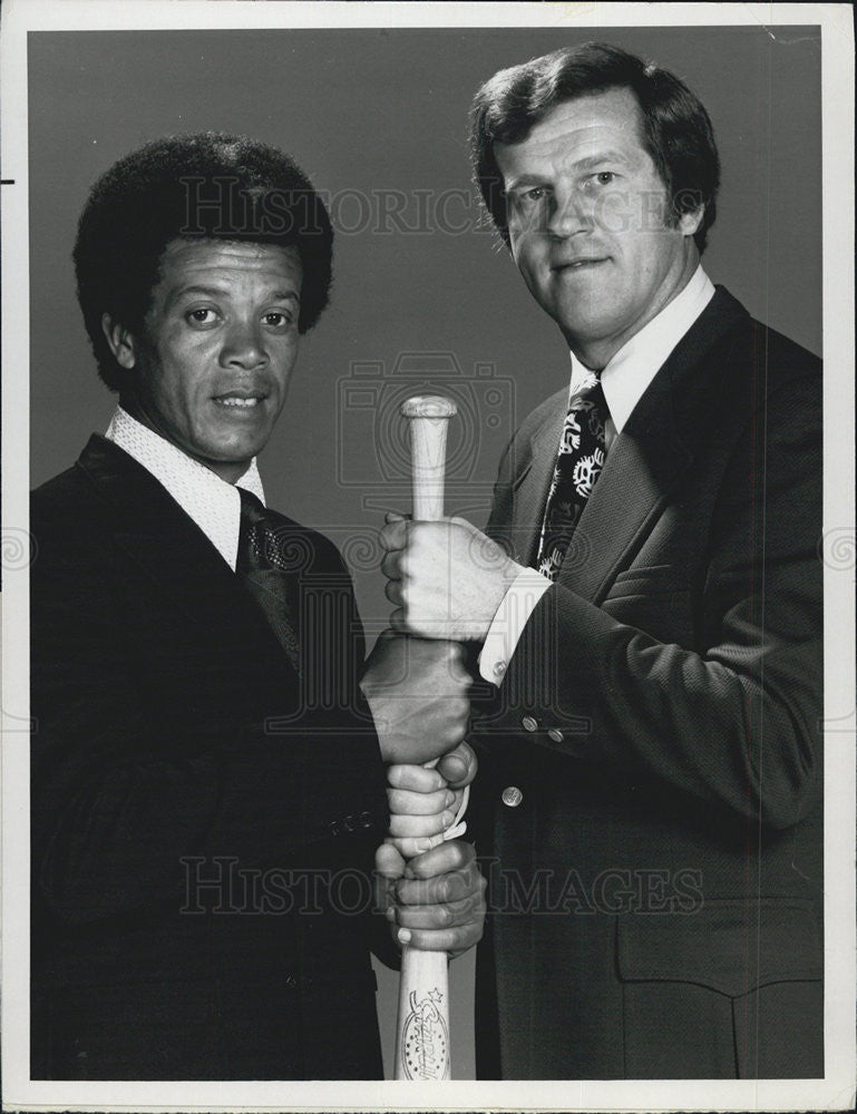 Press Photo Maury Wills and Tony Kubek cover major league baseball on NBC. - Historic Images