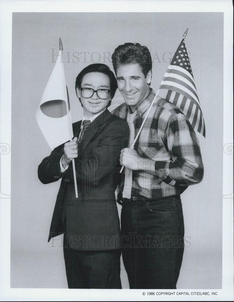 1986 Press Photo Gedde Watanabe and Scott Bakula star in ABC&#39;s &quot;Gung Ho.&quot; - Historic Images