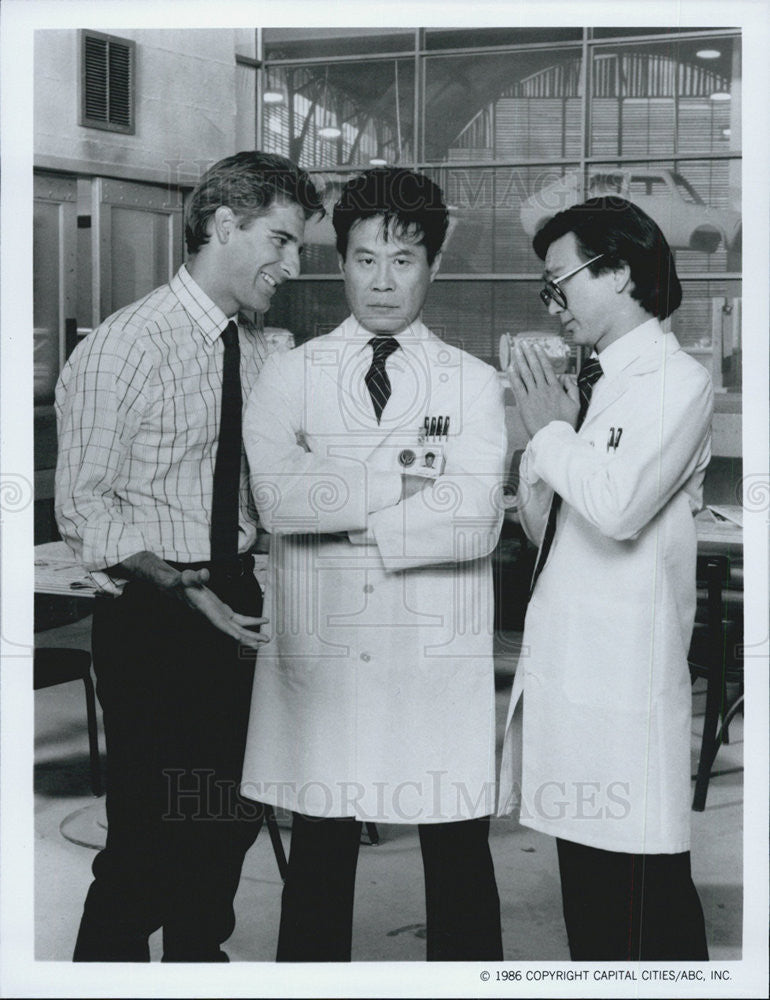 1986 Press Photo Scott Bakula, Sab Shimono and Gedde Watanabe star in &quot;Gung Ho.&quot; - Historic Images