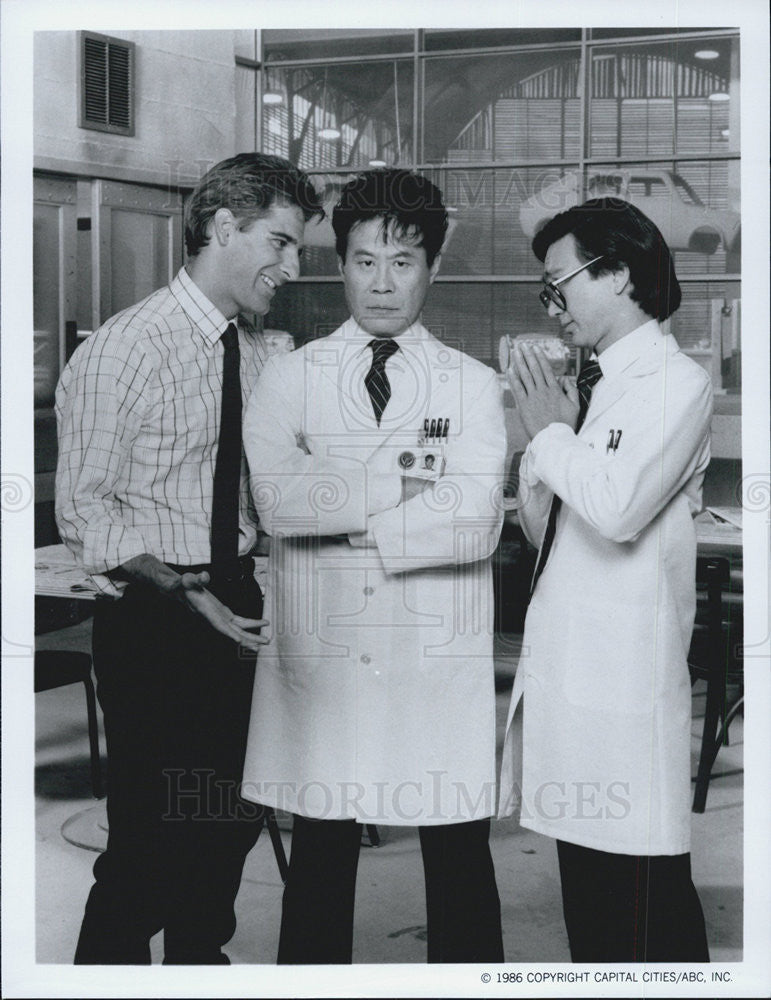 1986 Press Photo Scott Bakula, Sab Shimono &amp; Gedde Watanabe Star In &quot;Gung Ho&quot; - Historic Images