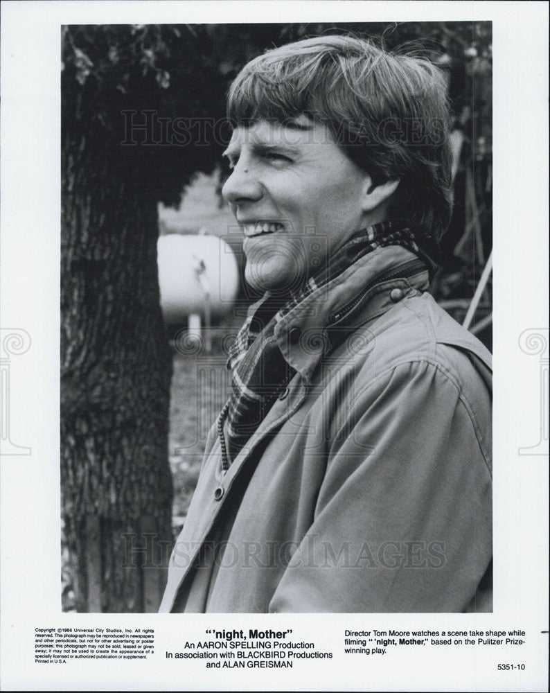 1986 Press Photo Tom Moore Director Filming Scene Night Mother Drama Film Movie - Historic Images