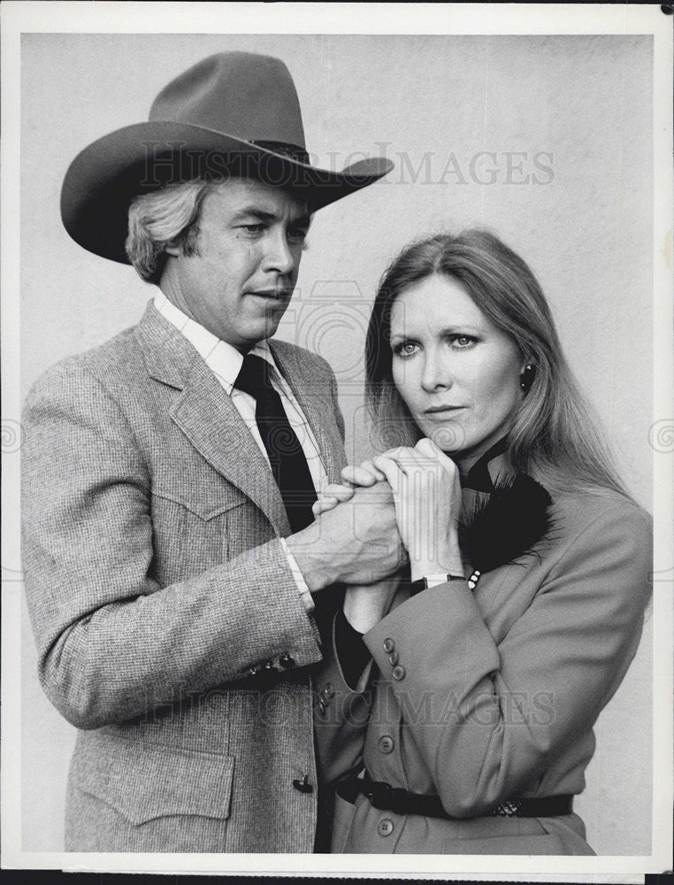1980 Press Photo Actors Steve Kanaly and Susan Howard on Soap Opera "Dallas" - Historic Images