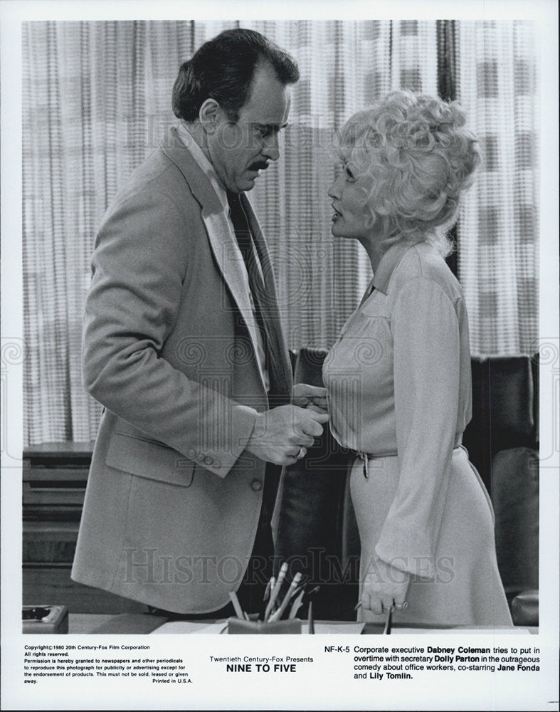 1980 Press Photo Dabney Coleman Dolly Parton Nine Five Twentieth Century Fox - Historic Images