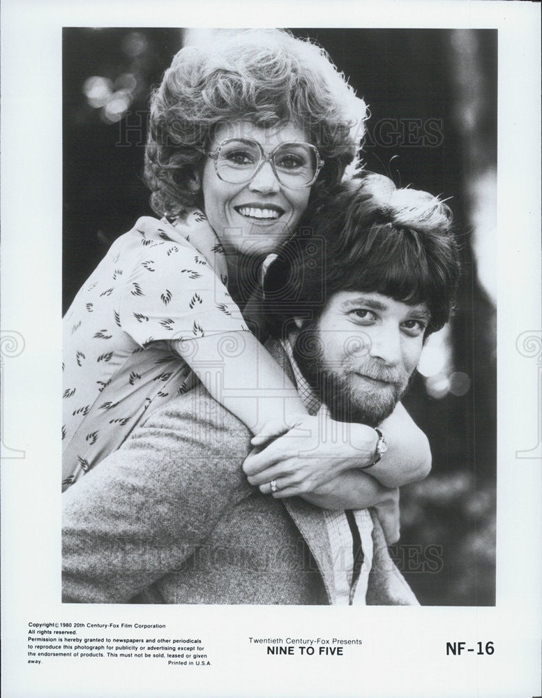 1980 Press Photo Actress Jane Fonda With Producer Set "Nine To Five" - Historic Images