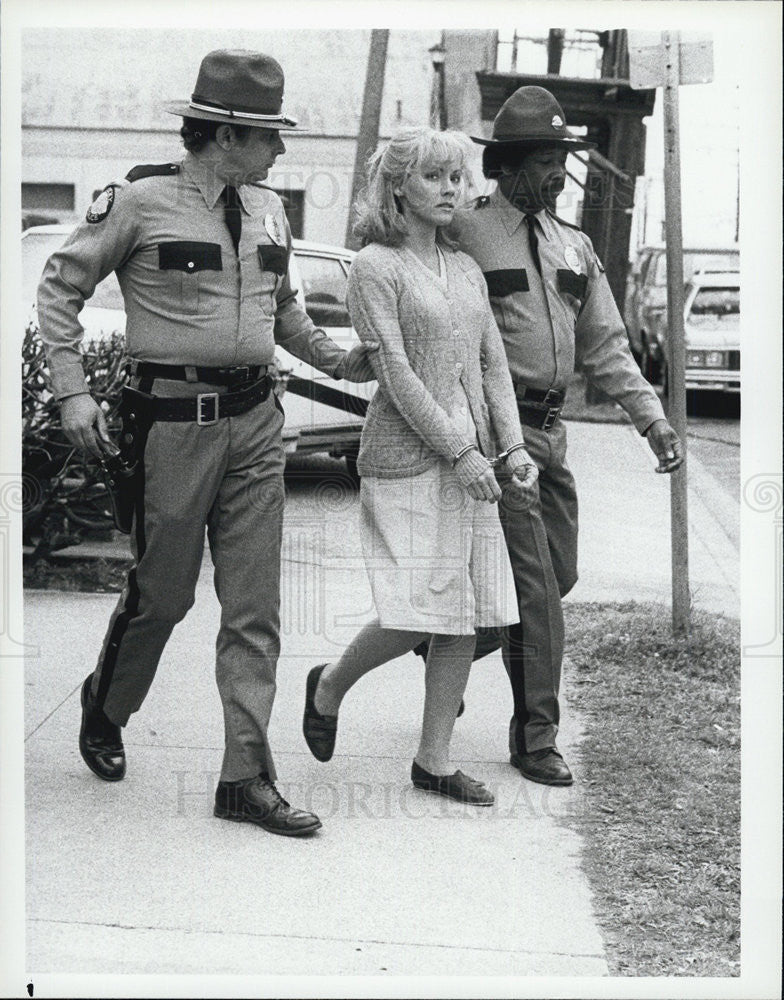 1984 Press Photo scene in &quot;Pursuit &quot; drama series, with Actress Kerrie Keane - Historic Images