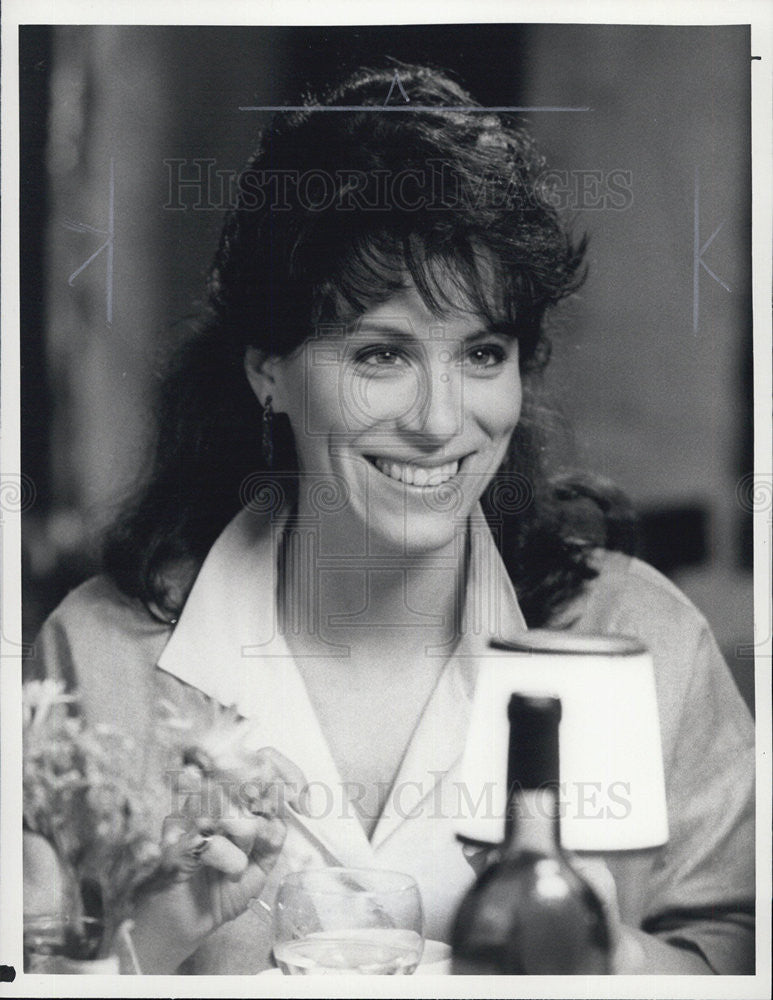 Press Photo Woman enjoying dinner during a movie scene - Historic Images