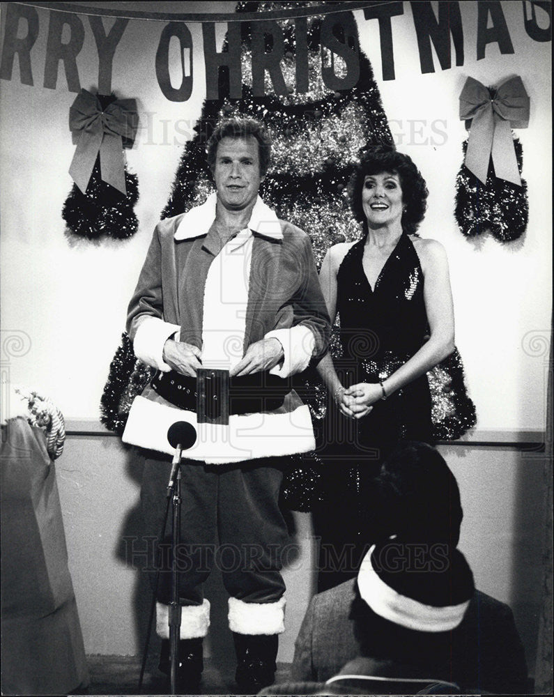 Press Photo Wayne Rogers Plays Santa in &quot;House Calls&quot; with Lynn Redgrave - Historic Images