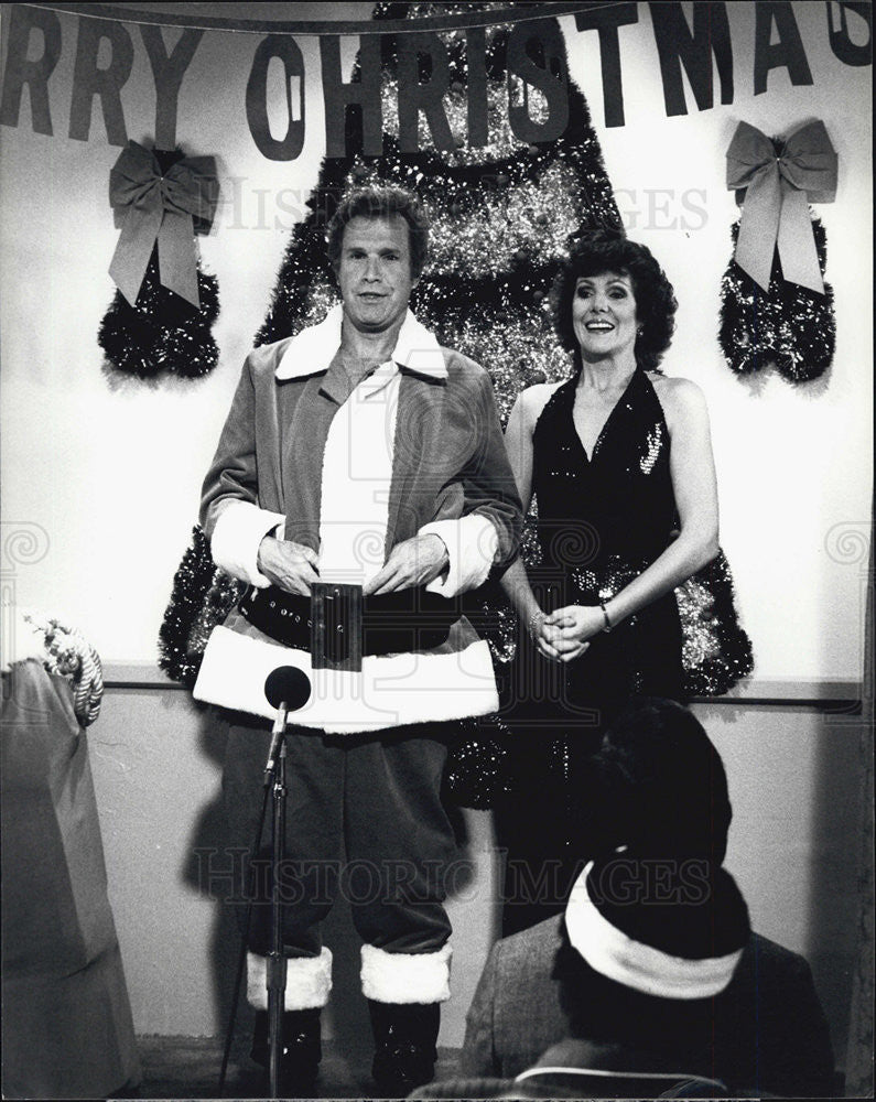 Press Photo Wayne Rogers Plays Santa in "House Calls" with Lynn Redgrave - Historic Images