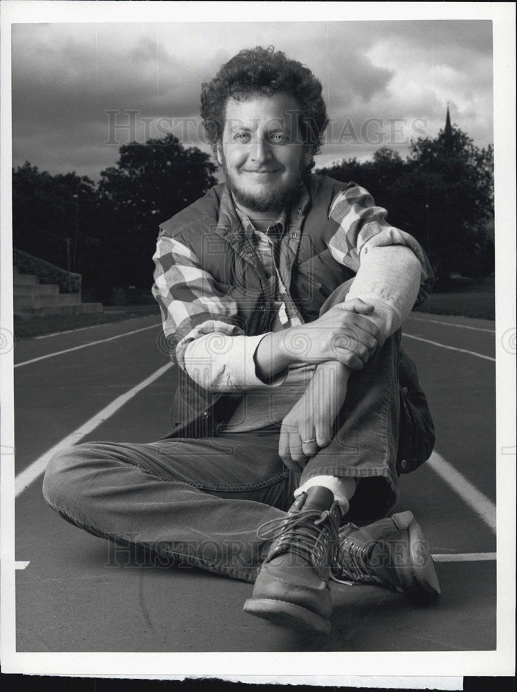 1985 Press Photo Daniel Stern stars as a single father in &quot;Hometown.&quot; - Historic Images